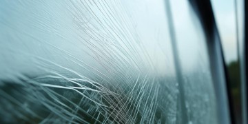 高空玻璃划痕该找物业吗？