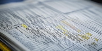 单位物业费应记入什么科目？