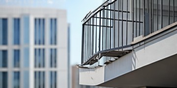 拆阳台护栏物业会同意吗？